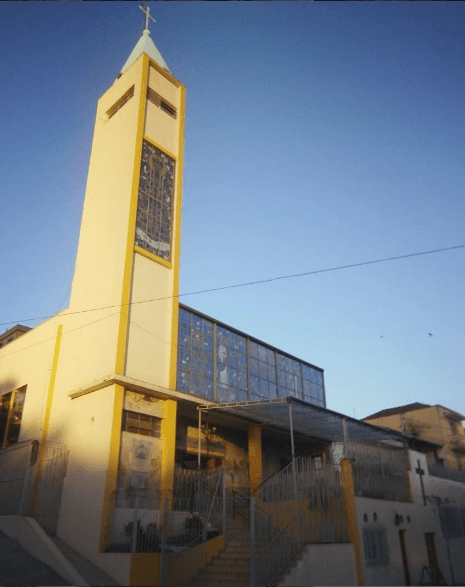Igreja católica com torre e vitrais